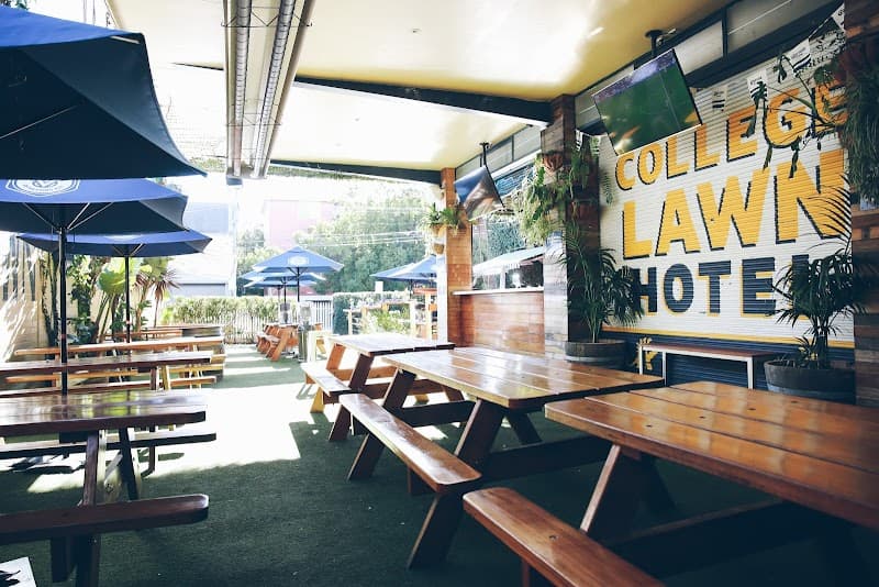 College Lawn Hotel